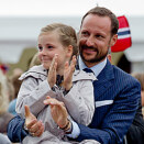 Kronprins Haakon og Prinsesse Ingrid Alexandra i Fosnavåg (Foto: Stian Lysberg Solum / NTB scanpix)